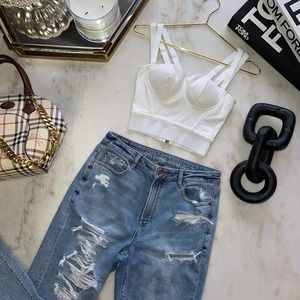 American Eagle Outffiters Distressed Mom Jean in Light Wash